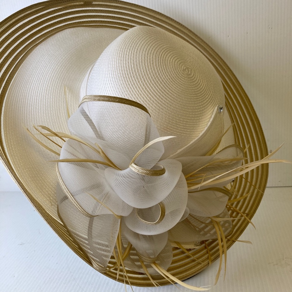 August Hat Company White and Tan Hat D2-49